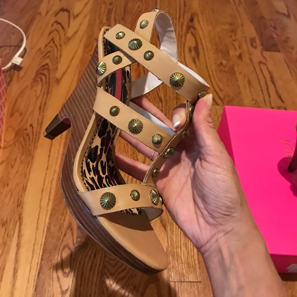 Betsey Johnson camel sandal - Picture 2 of 4