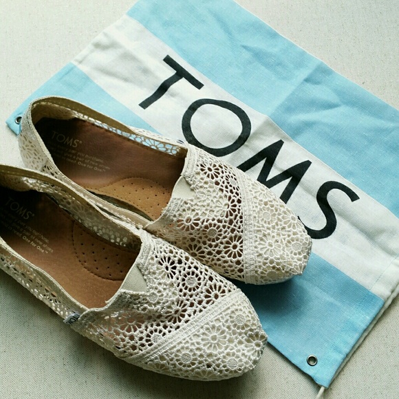 TOMS Shoes - 💕 TOMS Lace Beige Sz 9