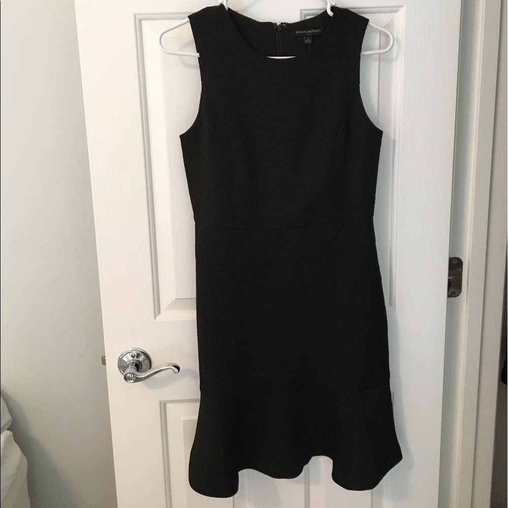 Sleek Black Cocktail Dress with Hem Ruffle
