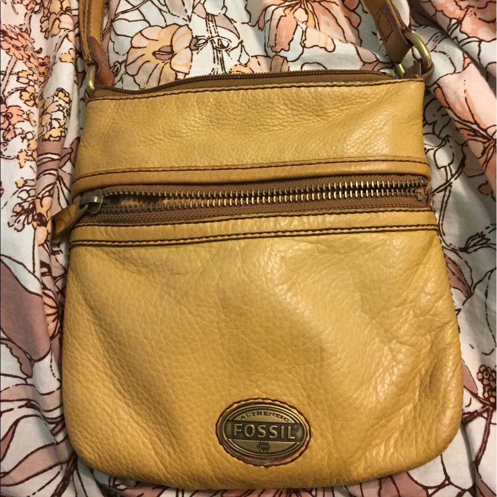 Small tan Fossil purse - real leather!