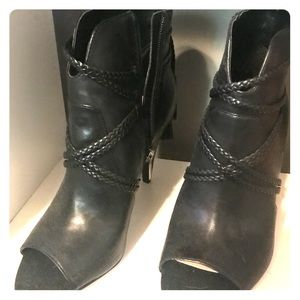 Vince CAMUTO bootie