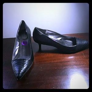 Pointed toe snake skin accent kitten heels