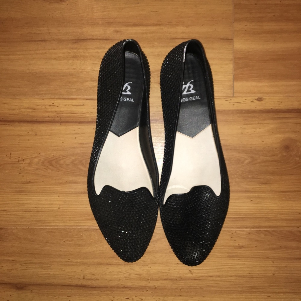 Black pointed comfort flats