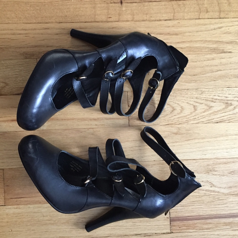 Steve Madden Leather 7.5 Black Sandal Heels