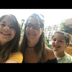 Meet your Posher, Laura