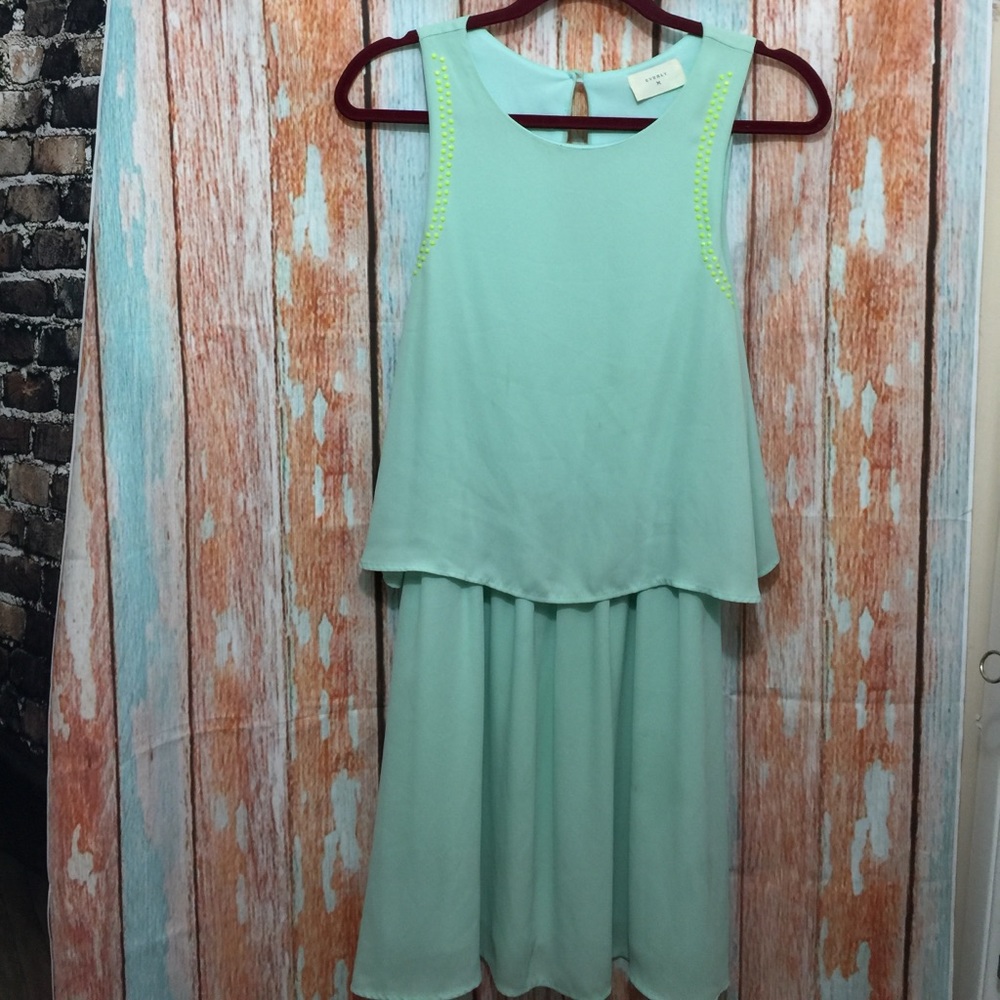 Everly dress size L mint green Sleeveless CUTE🎉