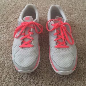 Nike tennis shoes. Great condition!