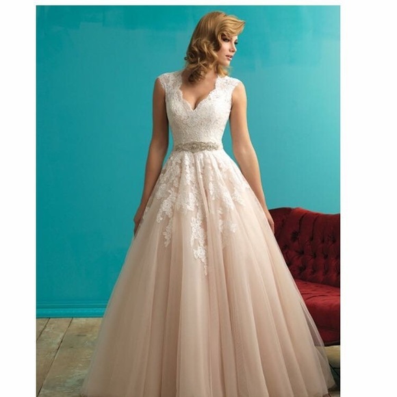 Allure wedding dress! - Picture 2 of 3