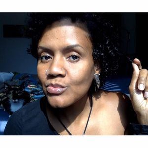 Meet your Posher, Larissa