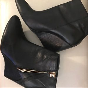 STEVE MADDEN BLACK BOOTIES