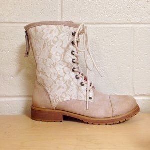 ✨Lace tan ROXY combat boots☺️