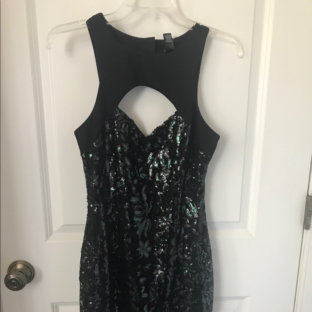 Small cache sequins back and green dress!!