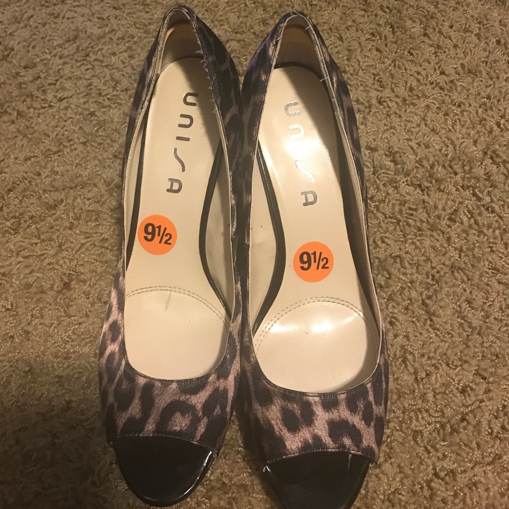 Beautiful peek a boo  cheetah print