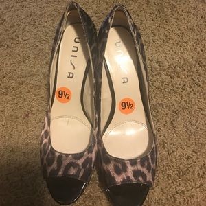 Beautiful peek a boo  cheetah print