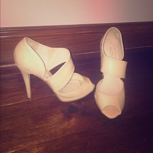 Nude patent leather sandal heel