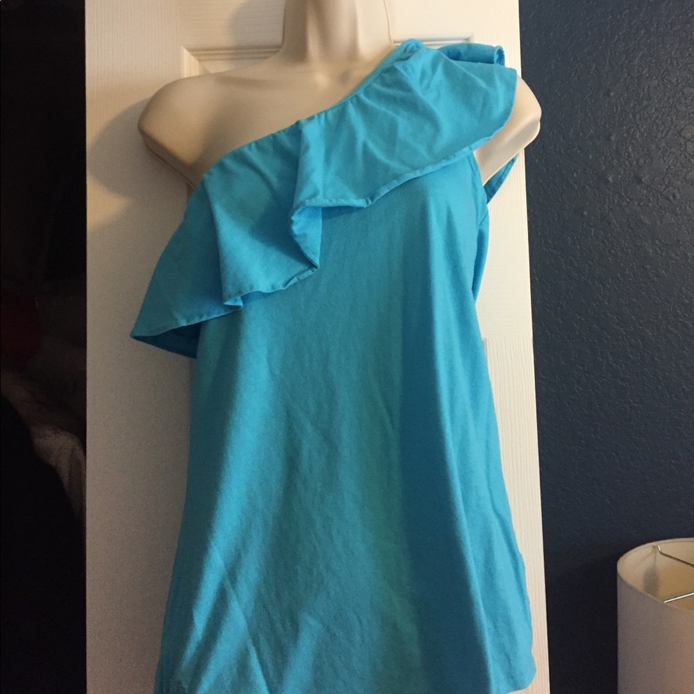 One sleeved top with ruffle