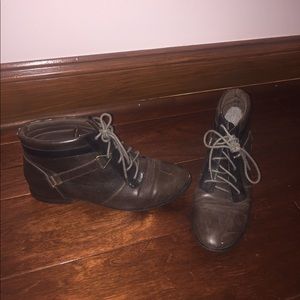 Brown/black leather booties with laces