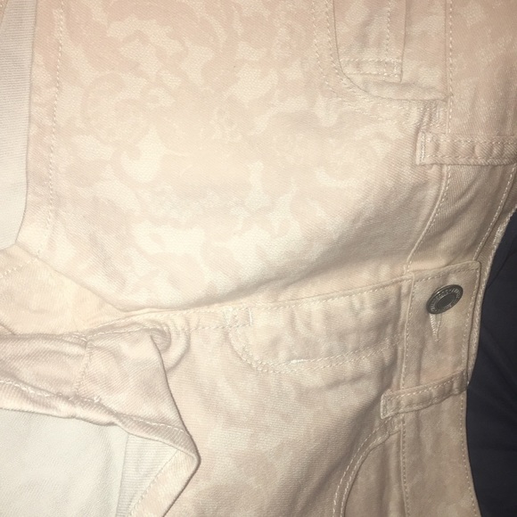 American eagle size 8 shorts. - Picture 4 of 4