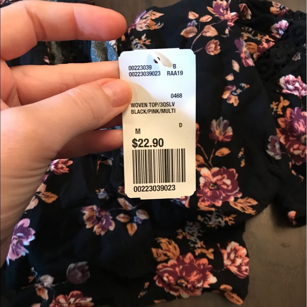 Brand new forever 21 top with bell sleeves - Picture 2 of 2