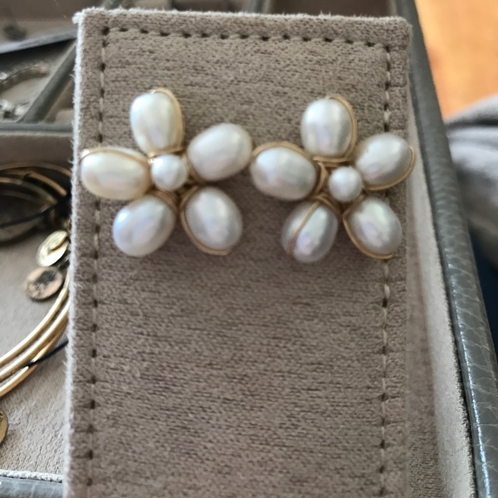 Pearl flower earrings with gold hardware