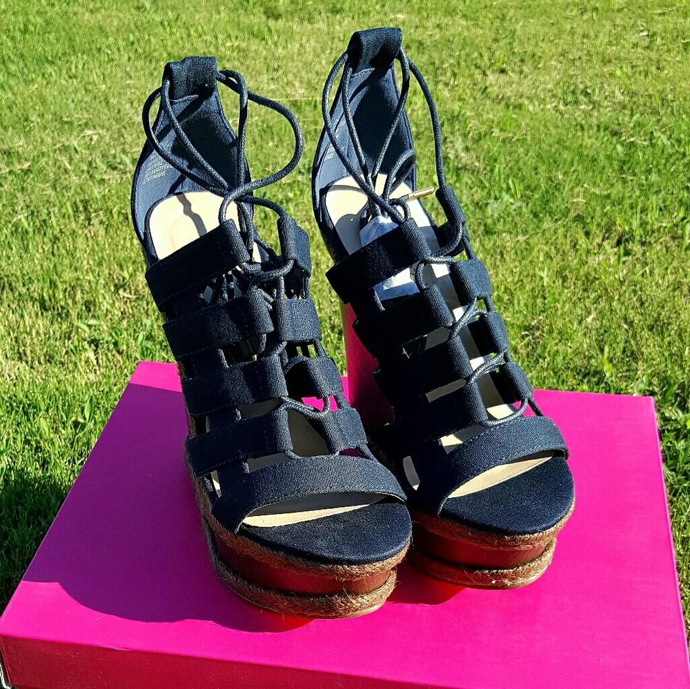 NIB Shoedazzle Donnica Wedges size 5.5