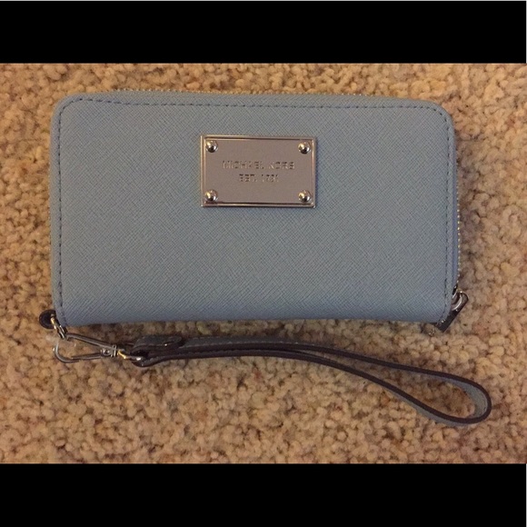 Michael Kors Handbags - NWT Michael Kors JetSet Wristlet Wallet Phone Case