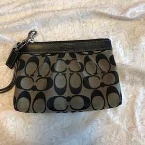 ✨Coach wristlet☺️