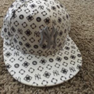 NY Yankees fitted cap 7 1/4