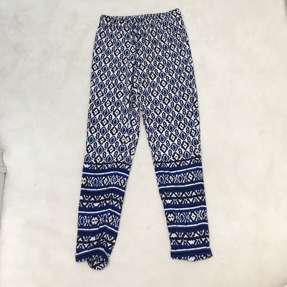 Drop-crotch print pants.
