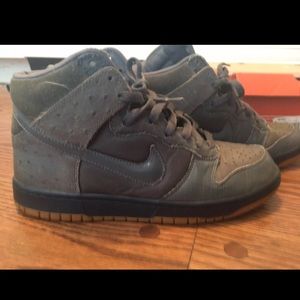 Nike dunk high deluxe worn in a size 9