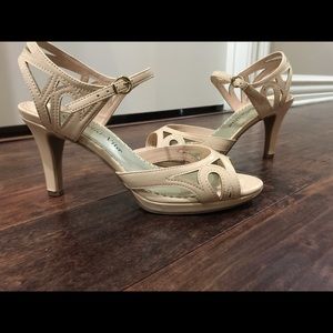 Bella Vita nude shoes