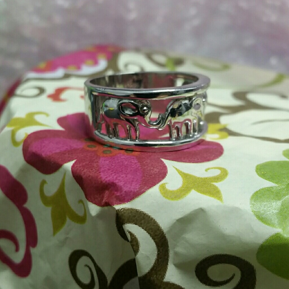 Elephants White gold ring with elephants