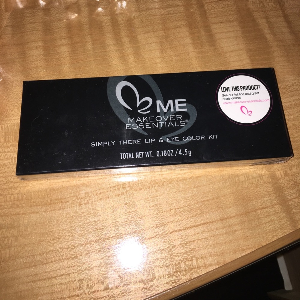 Make up essentials lip and Eye color kit