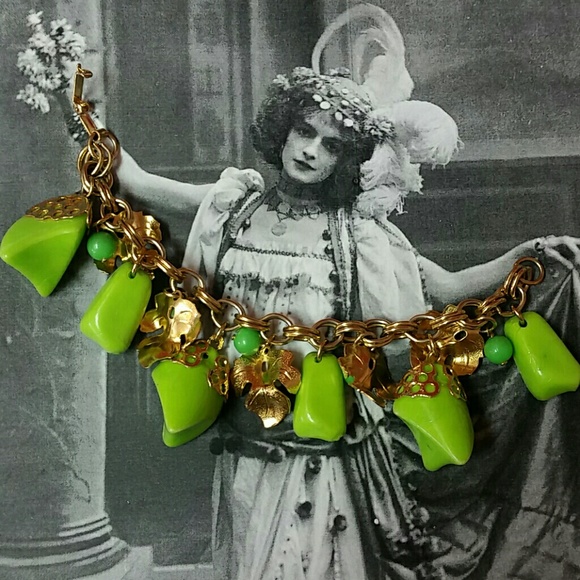 Vintage Jewelry - Vintage green lucite and gold tone leaf bracelet