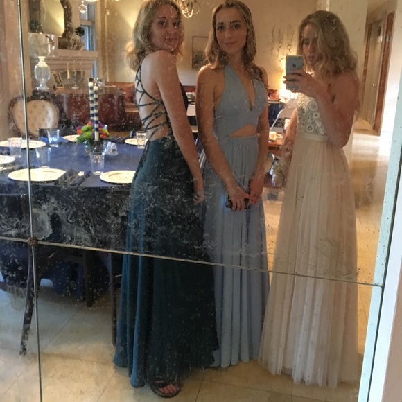 Beautiful dress - Picture 2 of 5