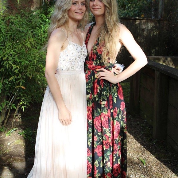 Beautiful dress - Picture 3 of 5