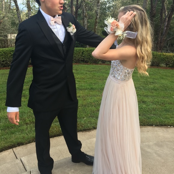 Beautiful dress - Picture 4 of 5