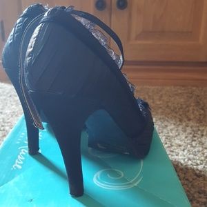 Black pumps