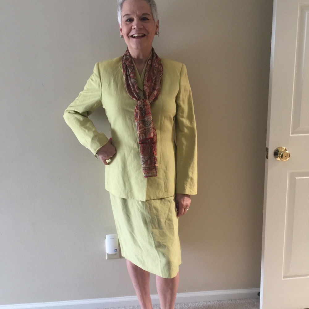 Suit with skirt