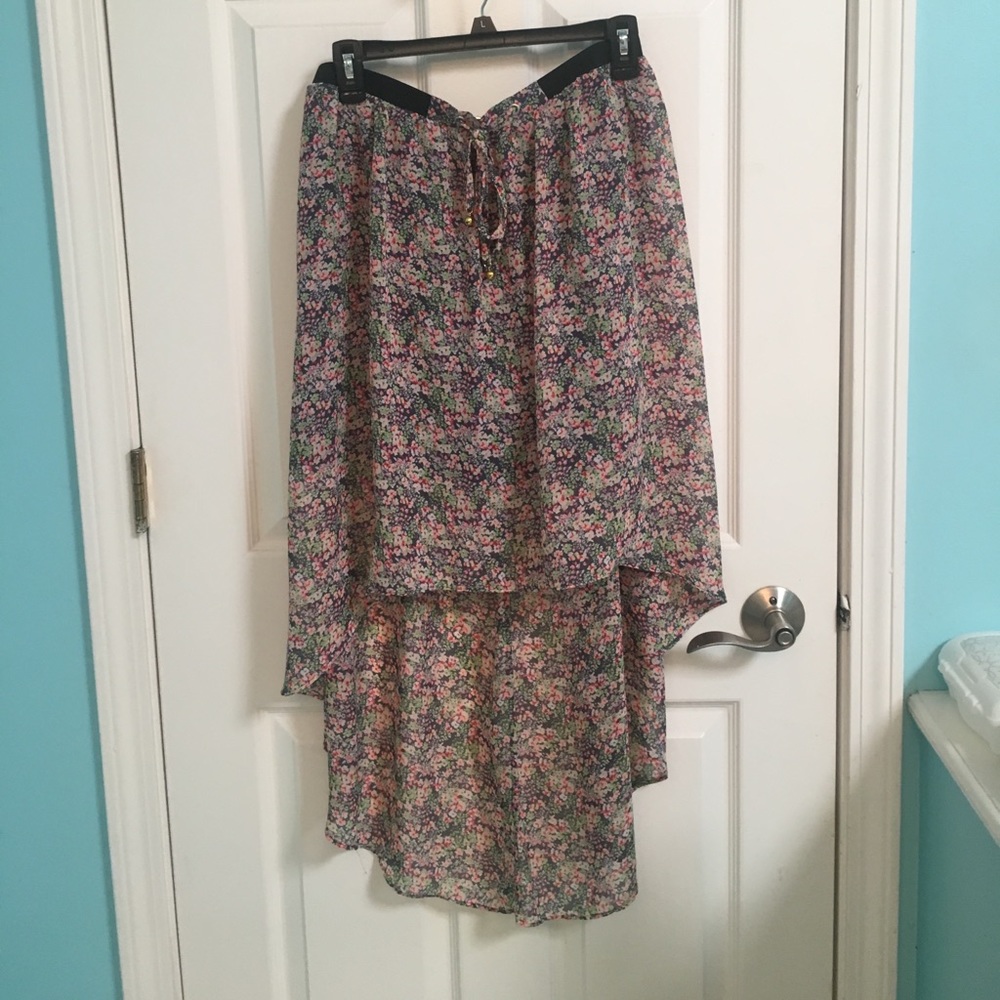 Adorable skirt! Floral high-low flowy skirt!