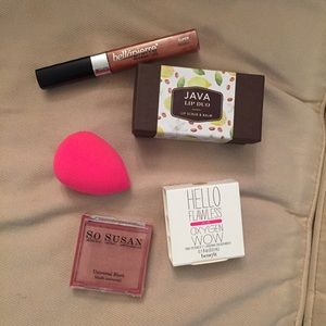 PRICE DROP!! NWOT makeup bundle!