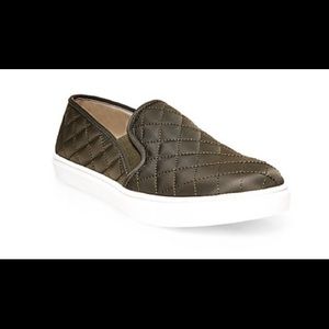 STEVE MADDEN WOMENS ECNTRCQT OLIVE GREEN SLIP ON