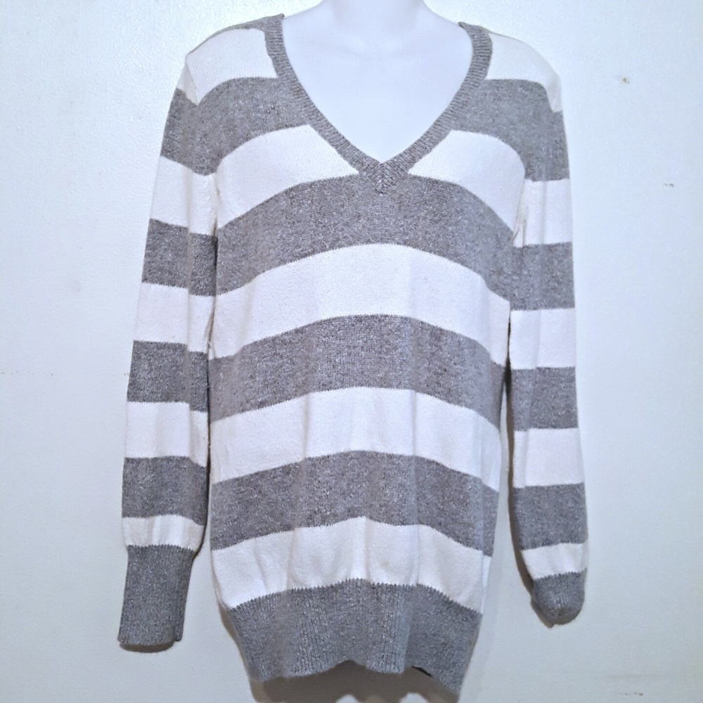 Old Navy Grey & White Long Sleeve V-Neck Sweater