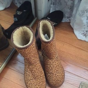 Women's cheetah uggs size 6