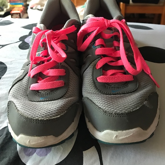 Nike Revolution Shoes. Size 8.5. Barely worn - Picture 2 of 5