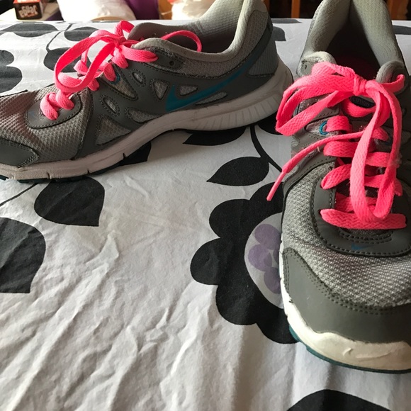 Nike Revolution Shoes. Size 8.5. Barely worn - Picture 4 of 5