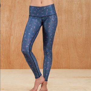 Teeki pixie rose yoga hot pants SO CUTE! 🌹workout