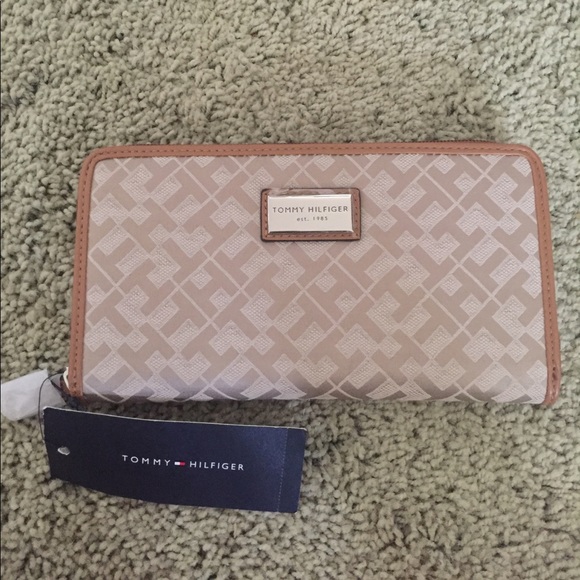 Tommy Hilfiger Handbags - 🎉FINAL PRICE⬇️🎉TOMMY Hilfiger zip around wallet