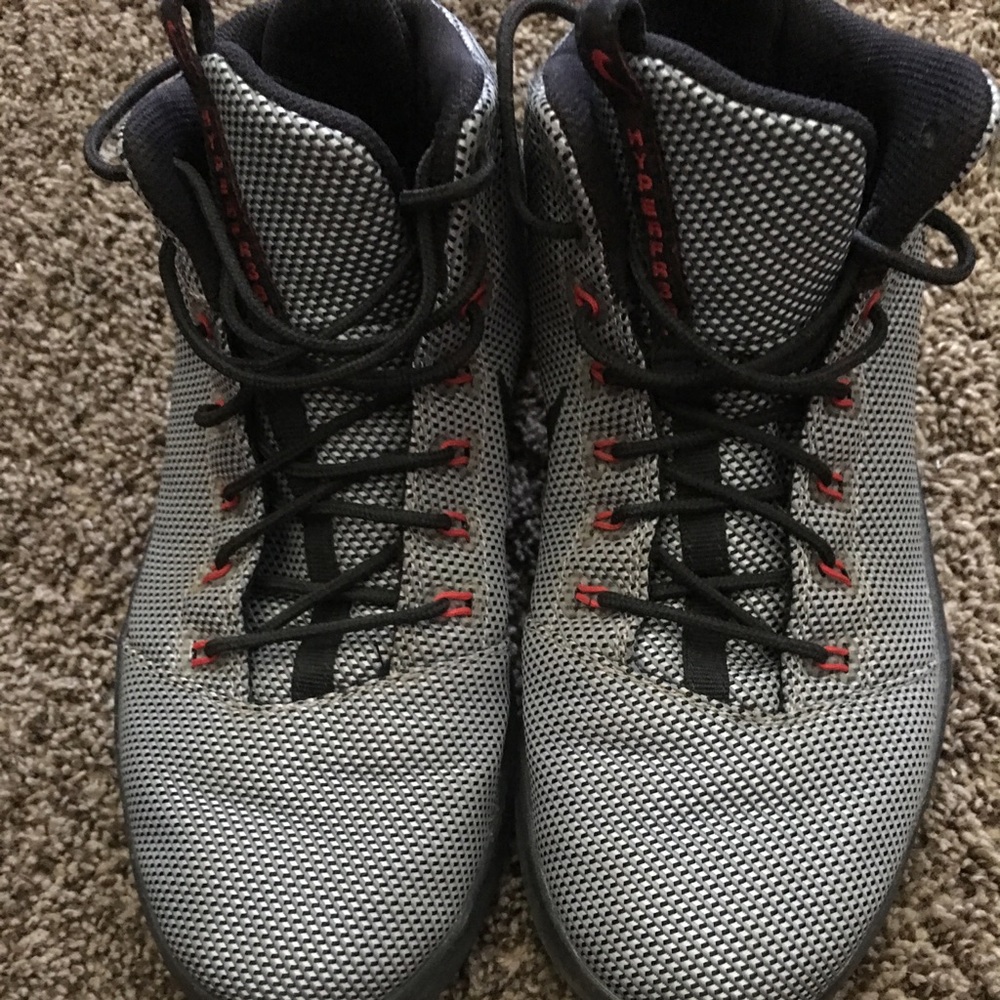 Youth tennis shoes