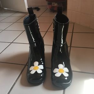 🌼 SOLD 🌼 UNIF Moxie Daisy Boots